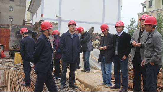 林业局副局长禹太华现场听取抗滑工程治理情况