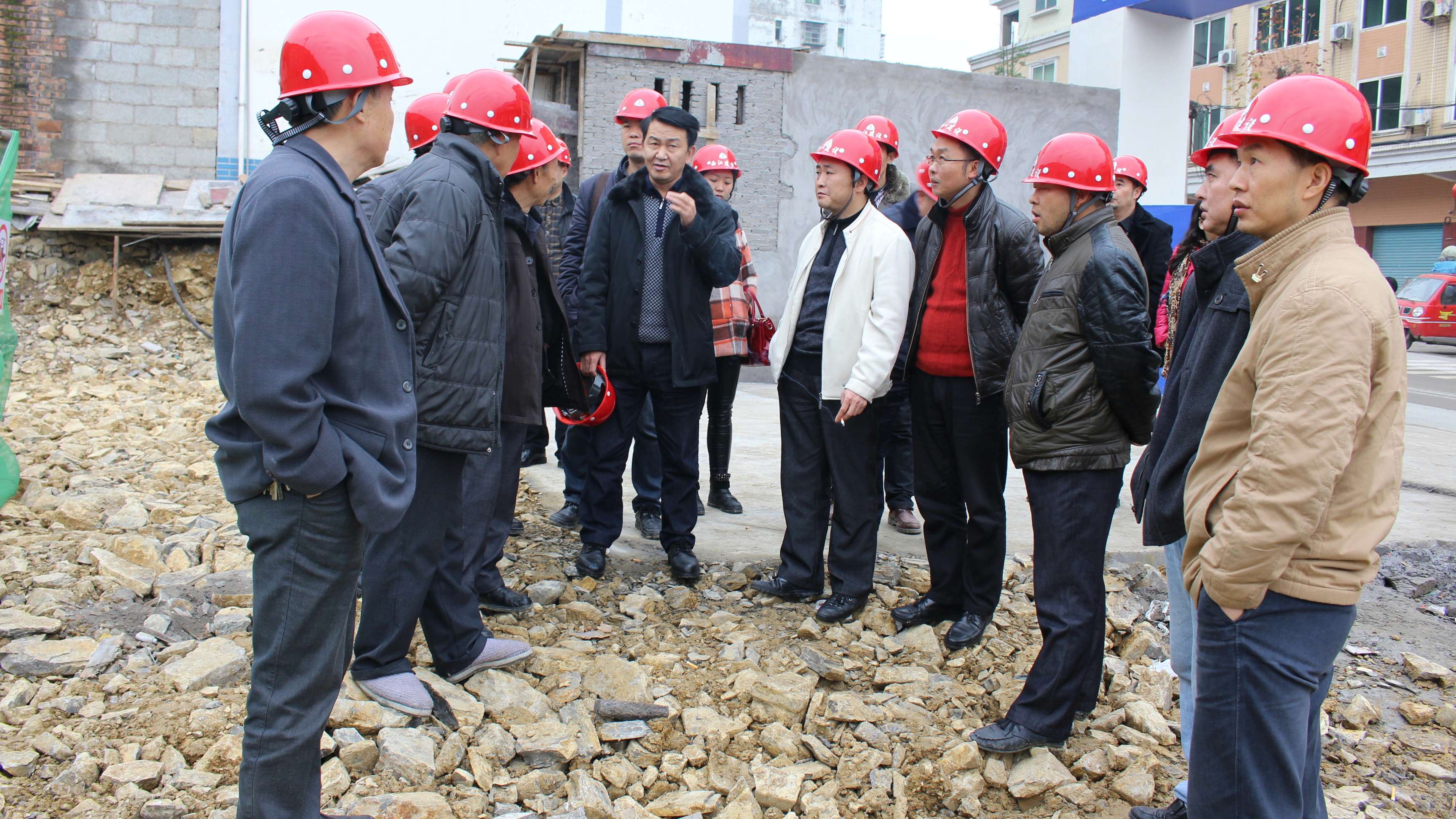 县林业局局长郑世云查看危旧房改造工程施工现场